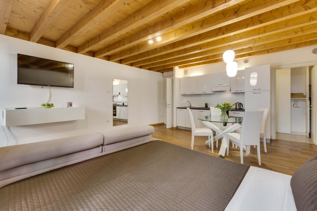 - un salon avec un canapé et une table dans l'établissement Appartamento Arco, à Padoue