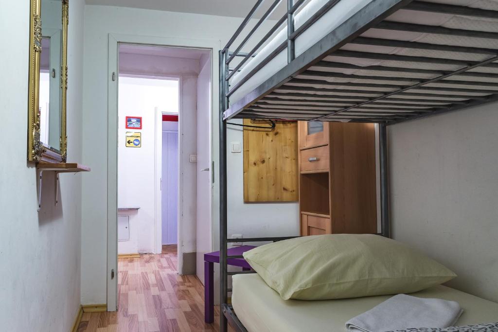 Hostel 24 tesisinde bir odada yatak veya yataklar