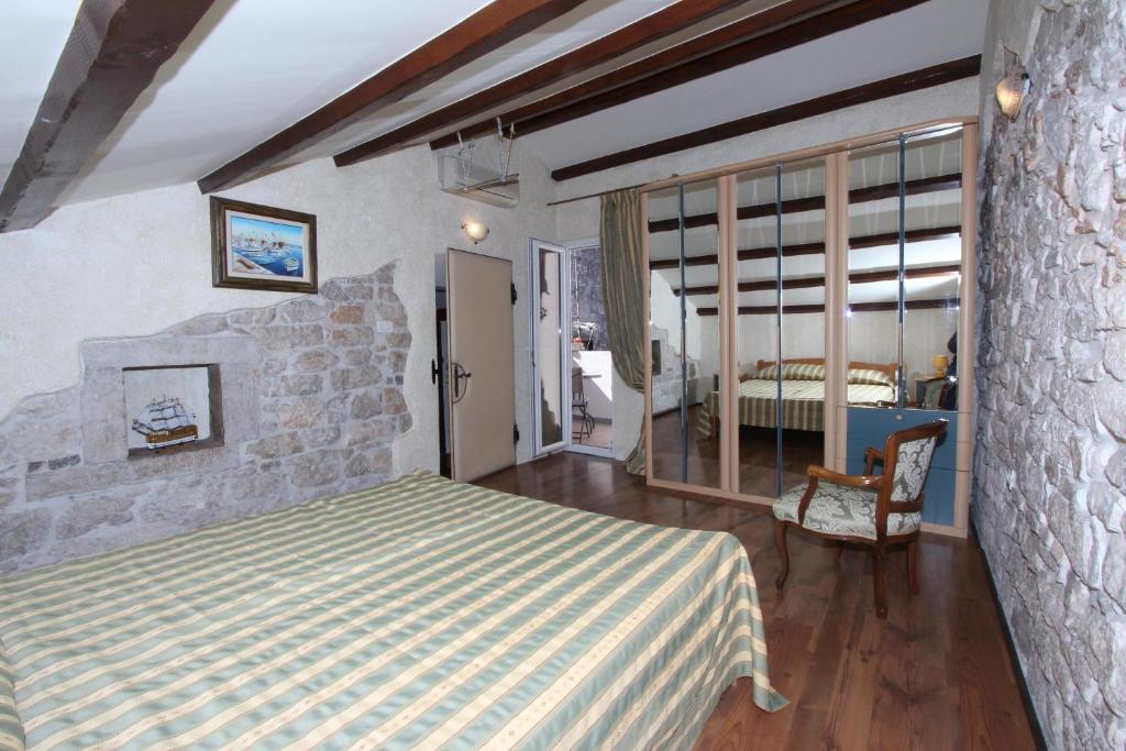 sypialnia z łóżkiem i kamienną ścianą w obiekcie Apartment Midea w Rovinj
