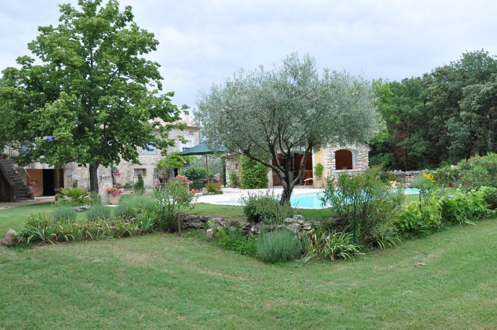Saint-RestitutにあるLuc et Corineの庭にスイミングプール付きの庭園