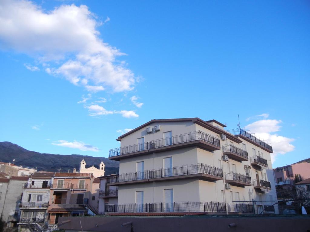Nespecifikovaný výhled na hory nebo výhled na hory při pohledu z hotelu