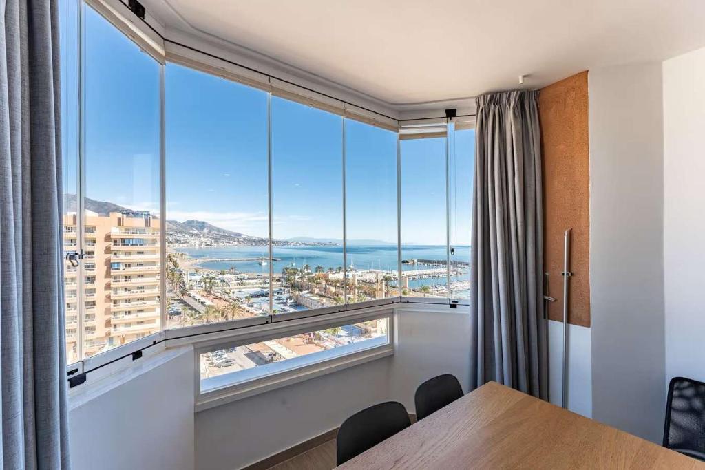 Seaview Apartment with WiFi Steps to Beach