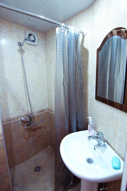 Koupelna v ubytování Tamari Guest House