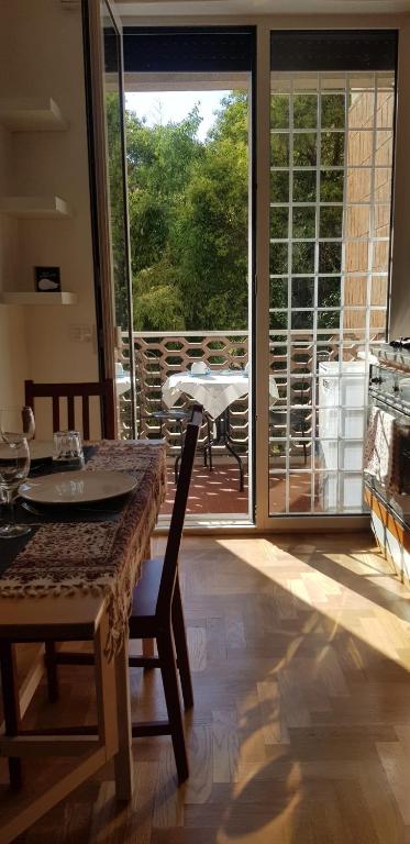Aventino-Piramide Quiet Studio with Garden-View Terrace