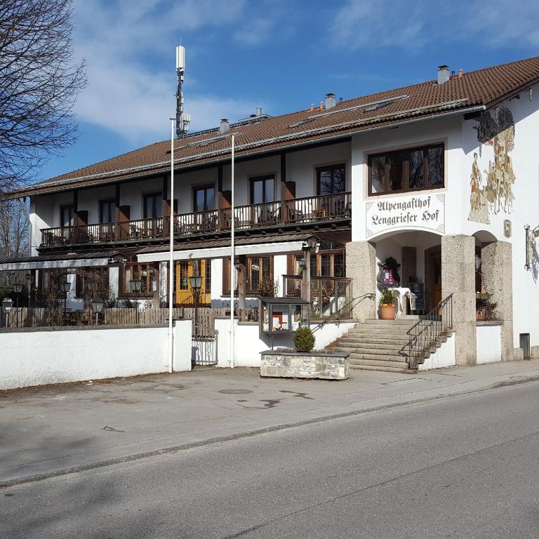 un edificio sul lato di una strada di Lenggrieser Hof a Lenggries