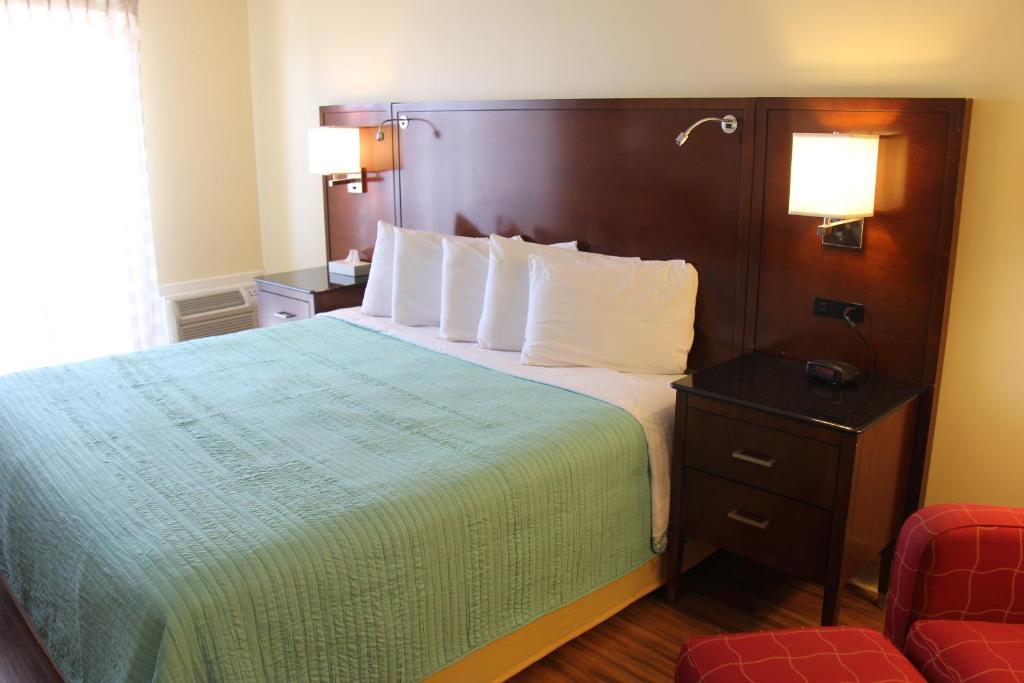Postel nebo postele na pokoji v ubytování Seaside Inn & Suites