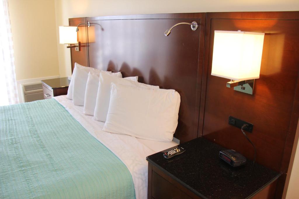 Postel nebo postele na pokoji v ubytování Seaside Inn & Suites