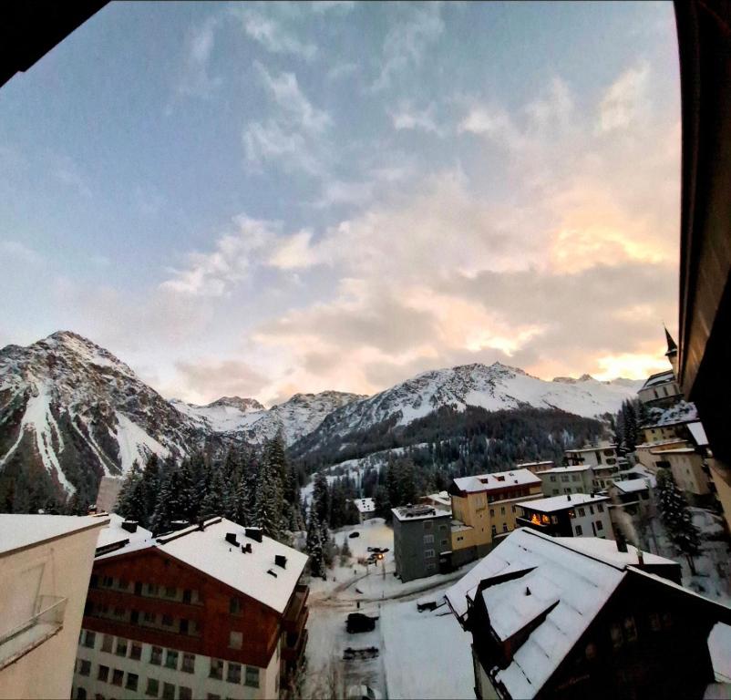FeWo D'Rock Arosa-Perfect for Party Lovers-located above a bar & club