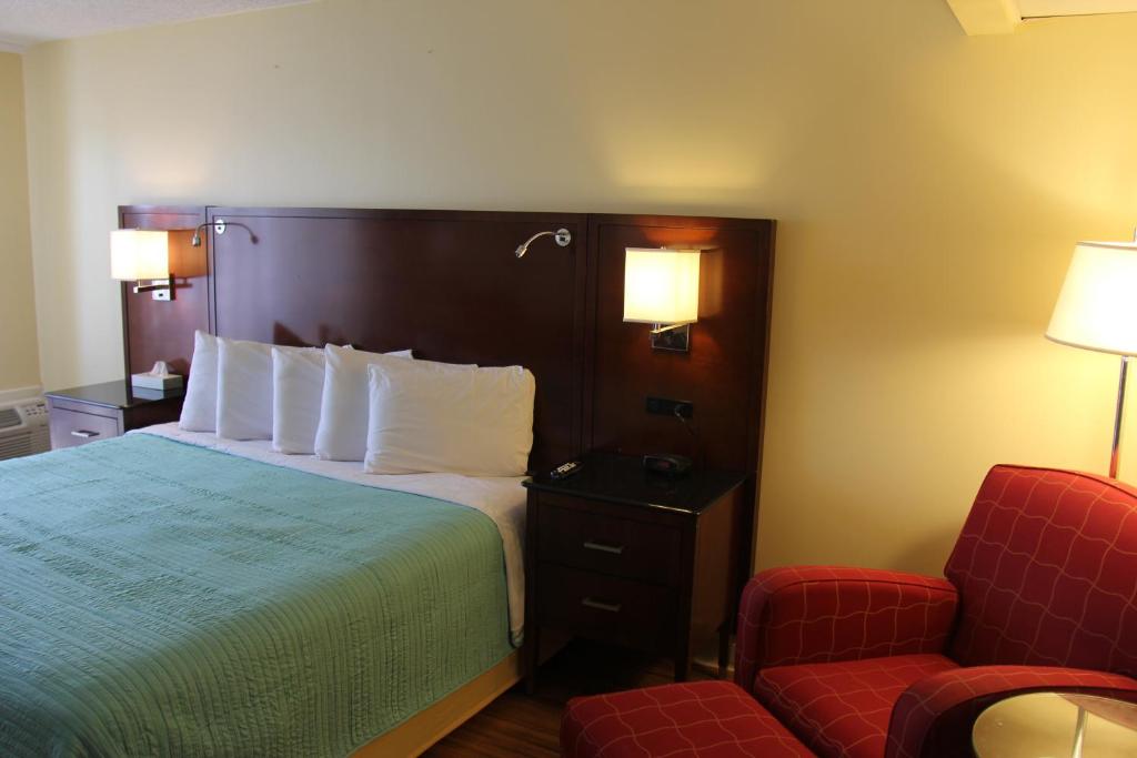 Postel nebo postele na pokoji v ubytování Seaside Inn & Suites