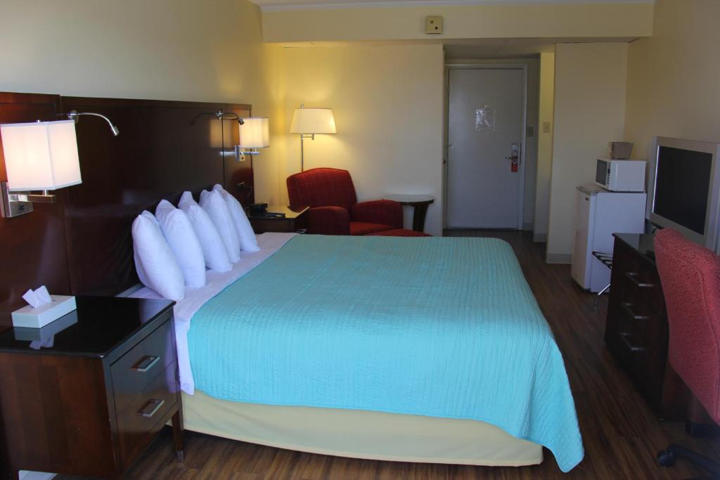 Postel nebo postele na pokoji v ubytování Seaside Inn & Suites
