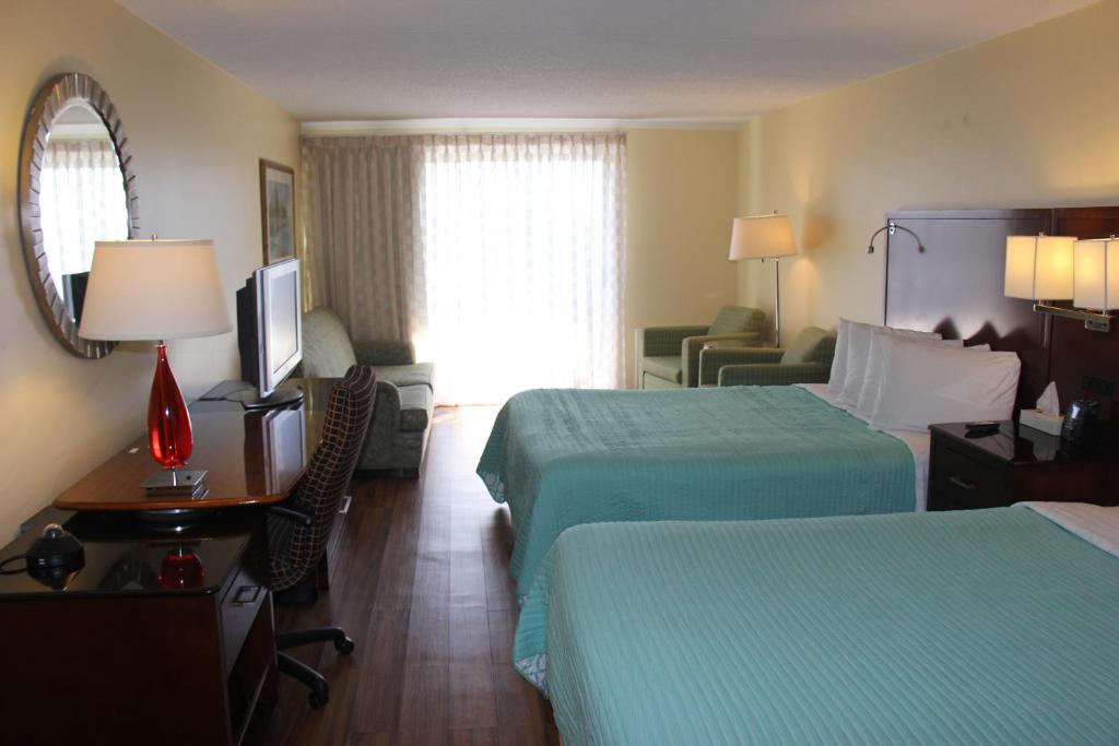 Postel nebo postele na pokoji v ubytování Seaside Inn & Suites