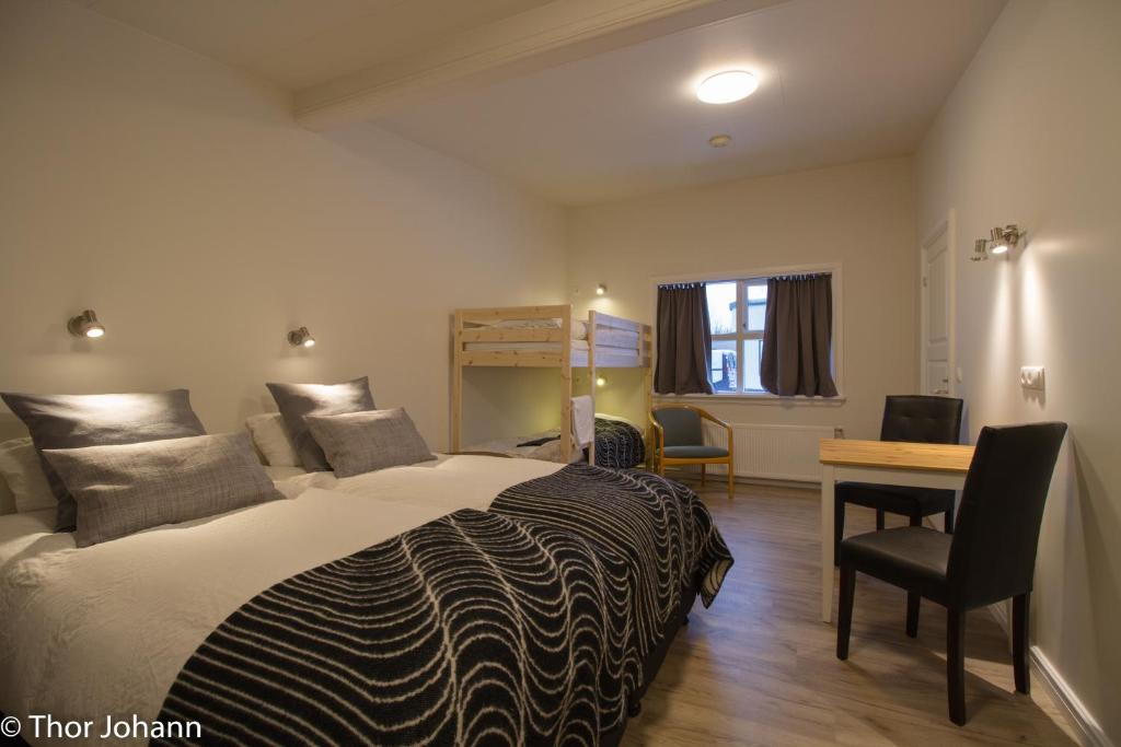 Llit o llits en una habitació de Hotel Hjardarbol