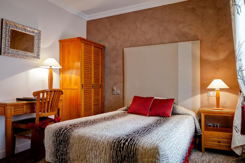Postel nebo postele na pokoji v ubytování Grand Hotel des Terreaux
