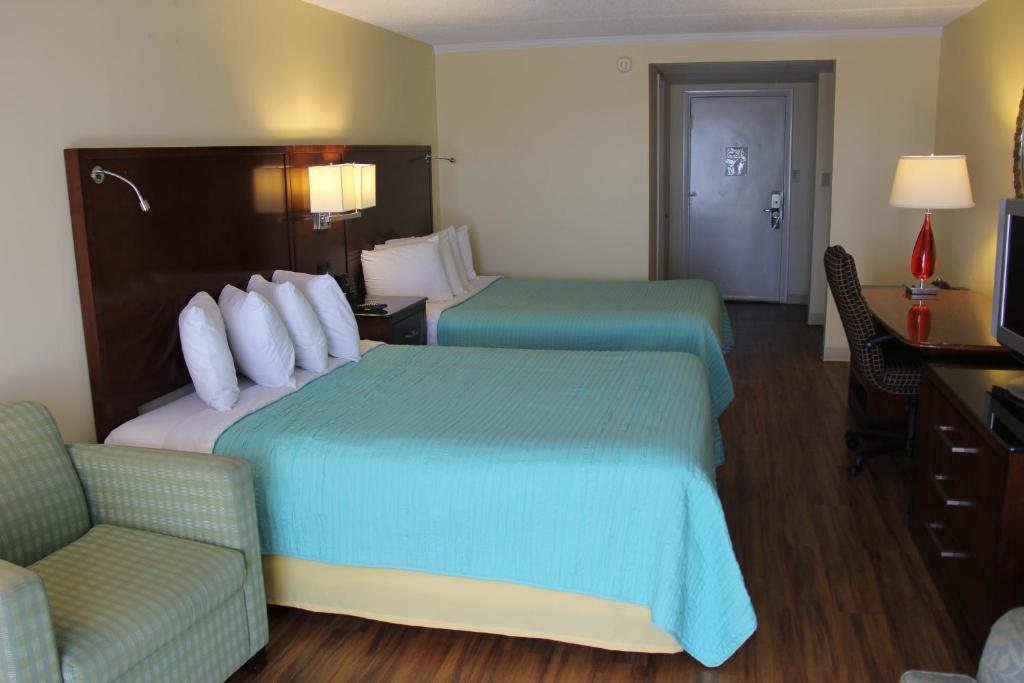 Postel nebo postele na pokoji v ubytování Seaside Inn & Suites
