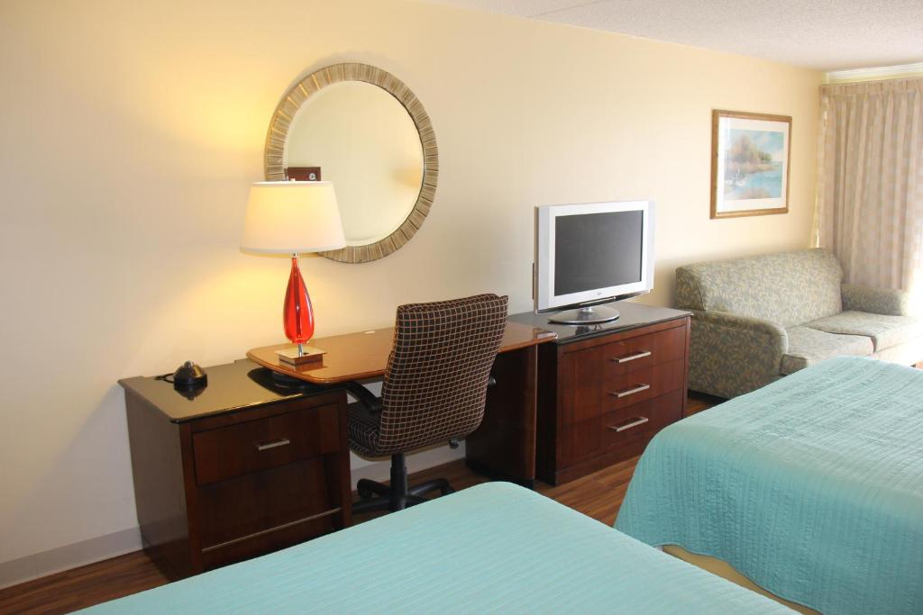 Postel nebo postele na pokoji v ubytování Seaside Inn & Suites