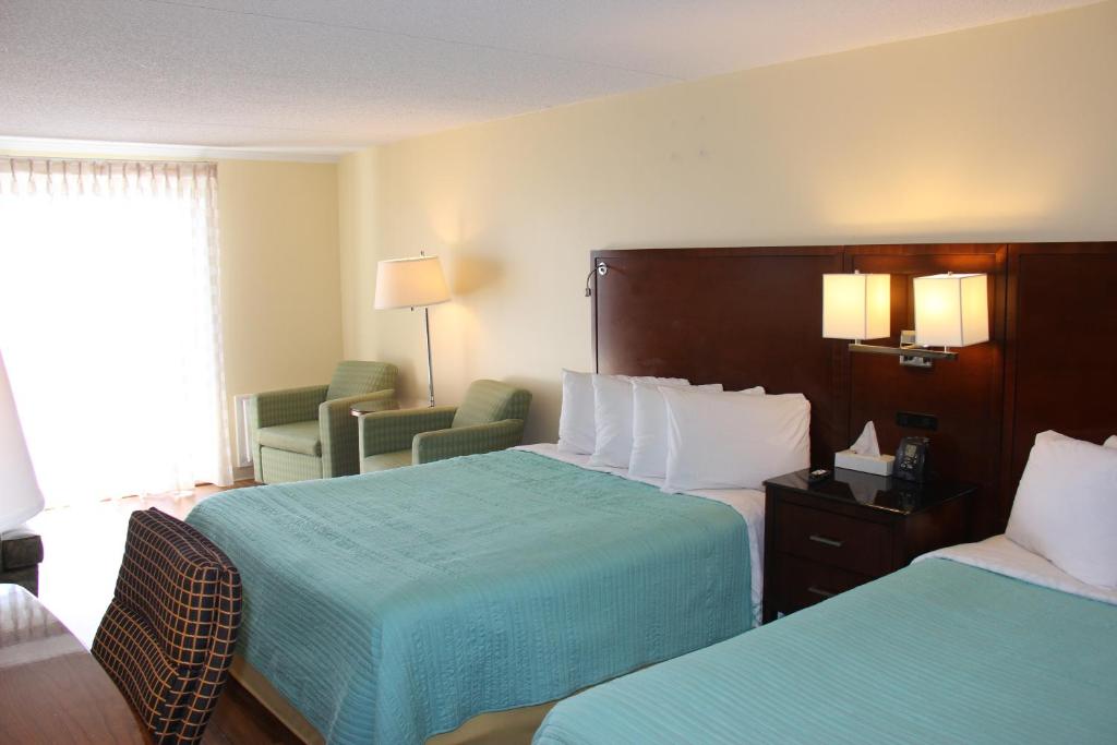 Postel nebo postele na pokoji v ubytování Seaside Inn & Suites