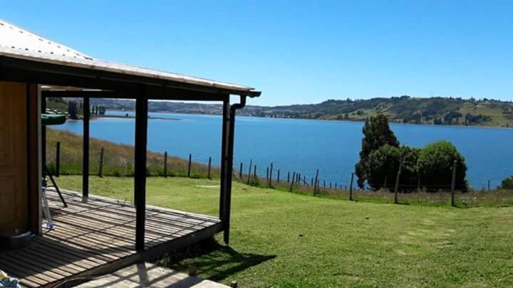 een paviljoen met uitzicht op een waterlichaam bij Cabañas Reflejo de Luna in Castro