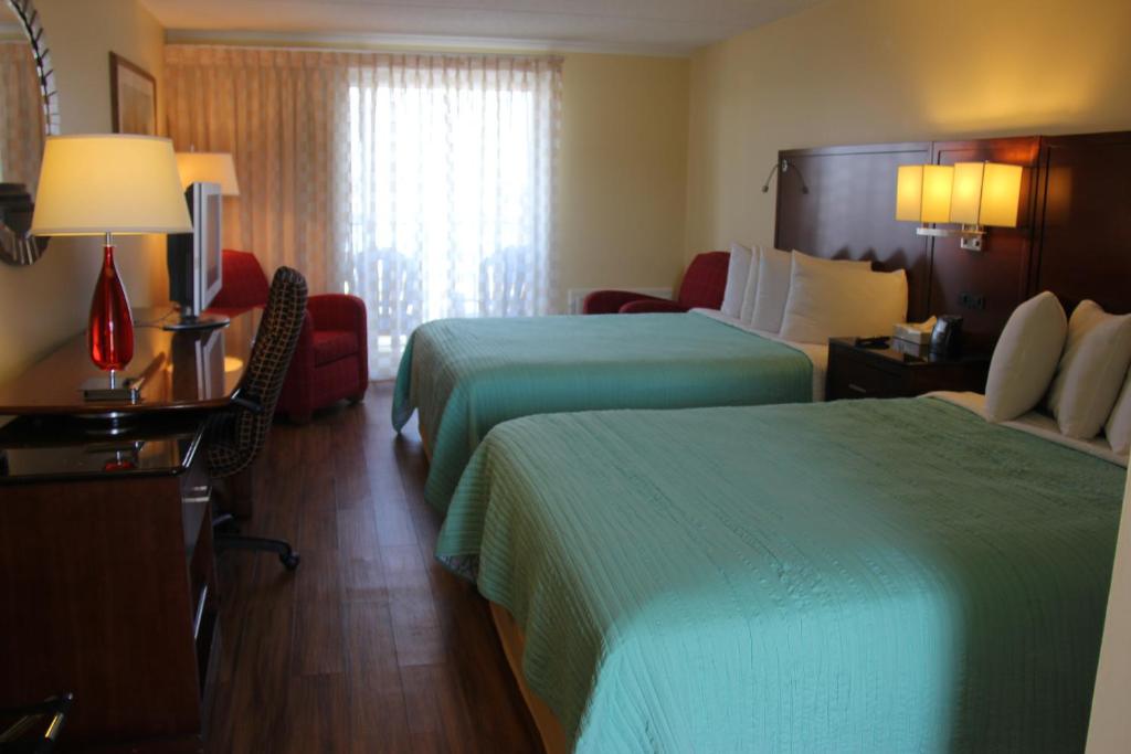 Postel nebo postele na pokoji v ubytování Seaside Inn & Suites