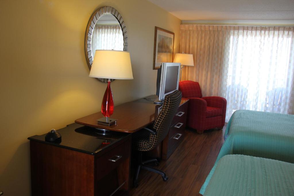 Postel nebo postele na pokoji v ubytování Seaside Inn & Suites