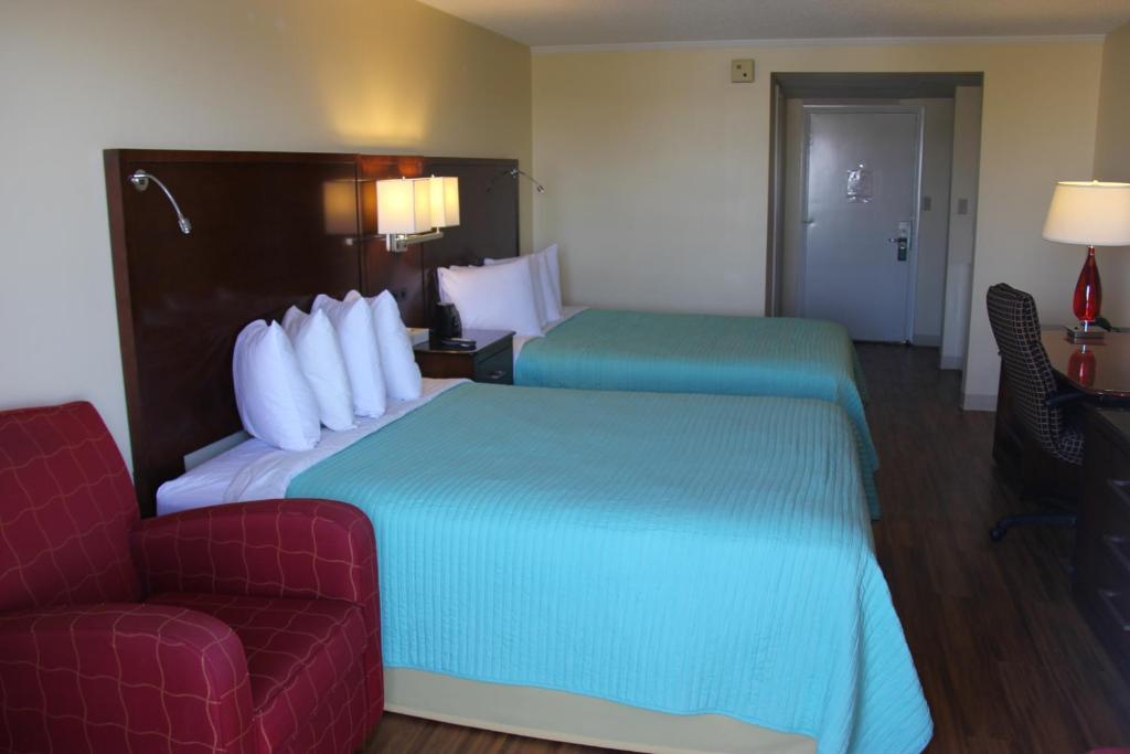 Postel nebo postele na pokoji v ubytování Seaside Inn & Suites