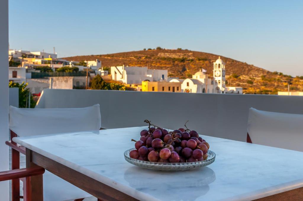 uma taça de fruta numa mesa na varanda em Matilda Milos - Cycladic Living em Triovasálos