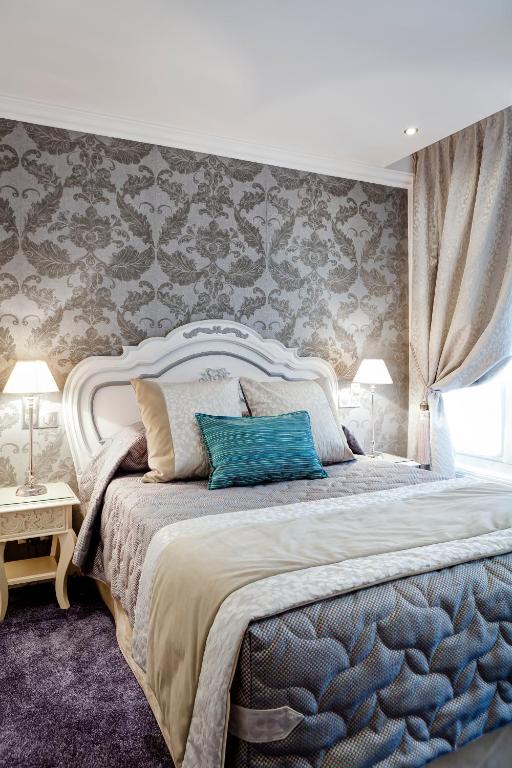 Postel nebo postele na pokoji v ubytování Grand Hotel des Terreaux