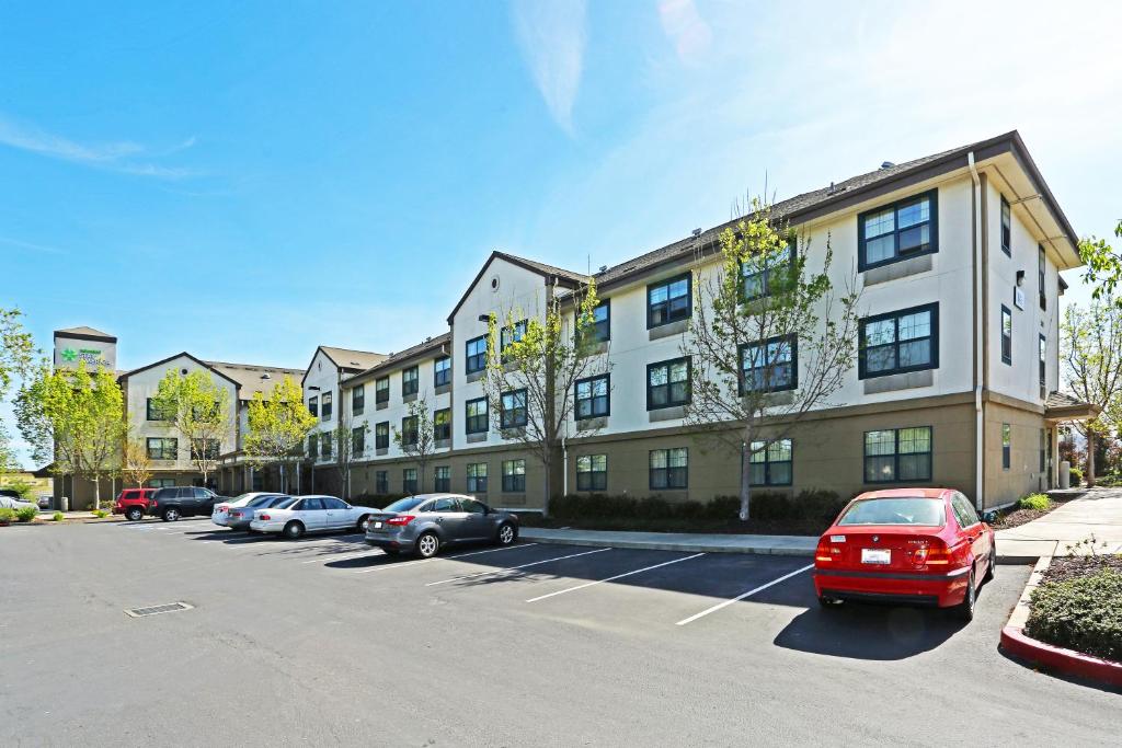 a large building with cars parked in a parking lot at Extended Stay America Suites - Sacramento - West Sacramento in West Sacramento