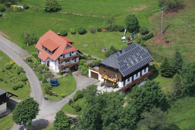 eine Luftansicht eines großen Hauses mit Dach in der Unterkunft Ferien auf dem Steingrubenhof in Sankt Peter