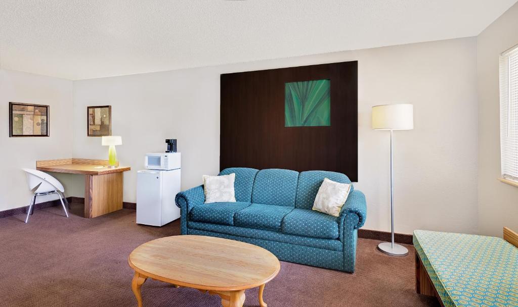 Posezení v ubytování Super 8 by Wyndham Newburgh/West Point Stewart Intl Airport