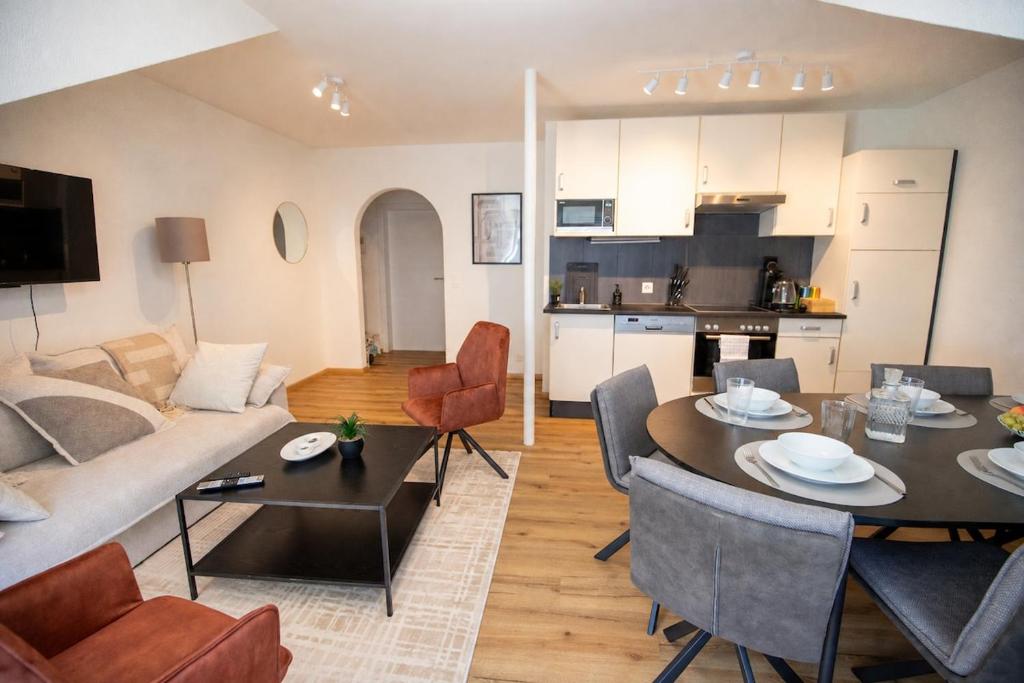Bright Apartment in central Basel - Special WHITE RABBIT 32 Apartment, Basel, up to 6 guests