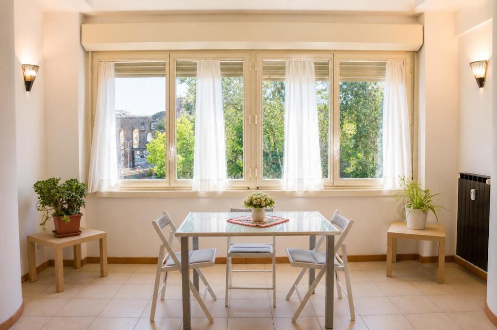 Bright Flat near Termini & Colosseum - Parking included