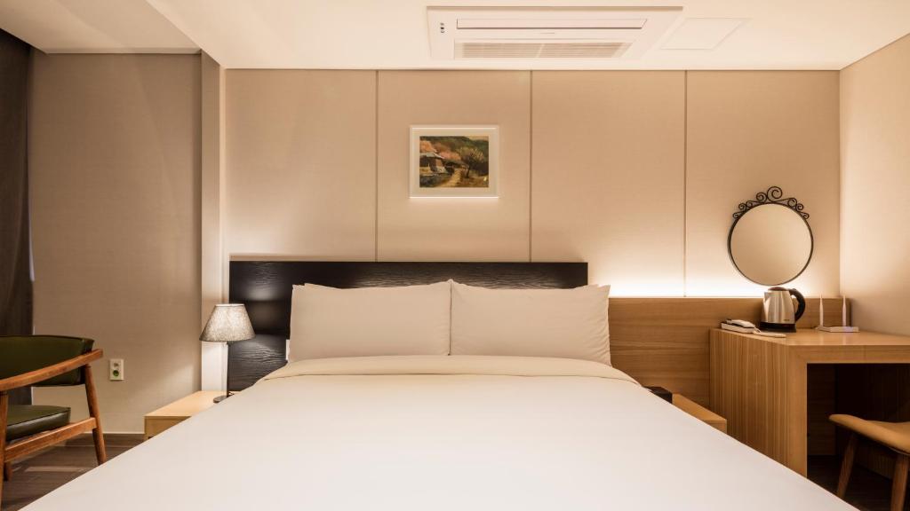 Postel nebo postele na pokoji v ubytování The First Stay Hotel