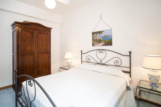 una camera con un letto e un comò e due lampade di "Mbriacate' e Sole" at 5 minutes from the beach! a Ischia