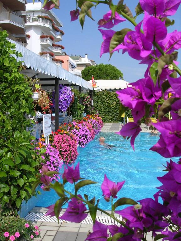 Bazén v ubytování Hotel Sirenetta nebo v jeho okolí