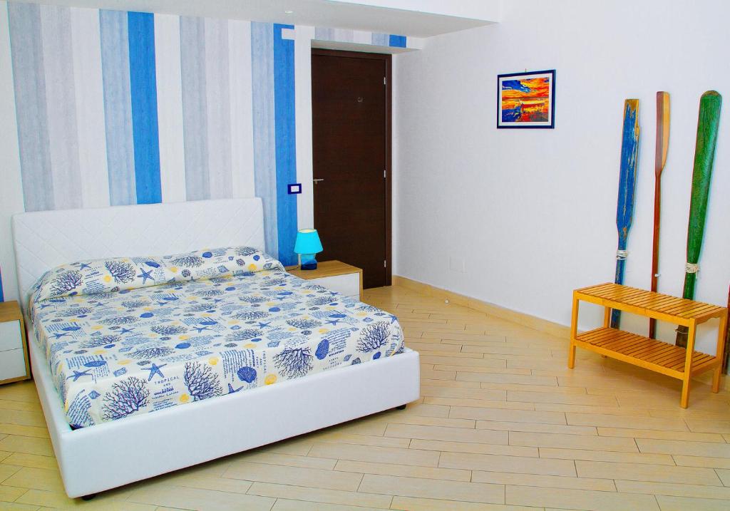 Schlafzimmer mit einem Bett und einem Beistelltisch in der Unterkunft Casa Vacanze Quisisana in Sorrent