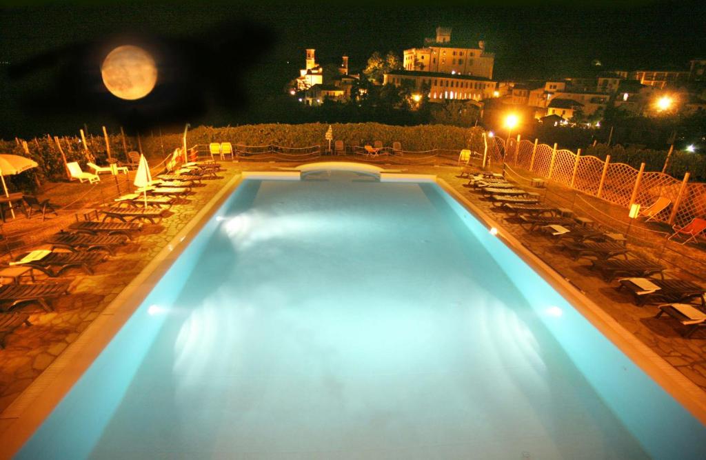 Bazén v ubytování Hotel Barolo nebo v jeho okolí