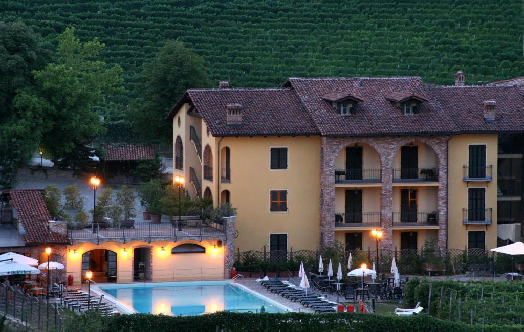 The swimming pool at or close to Hotel Barolo