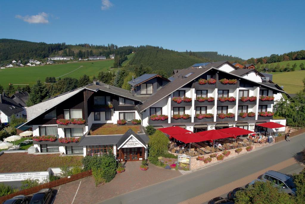 een luchtzicht op een hotel met een restaurant bij Sporthotel Zum Hohen Eimberg in Willingen