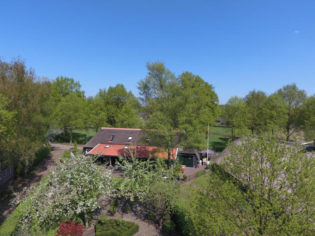een luchtzicht op een huis in het bos bij Rheezerstee in Rheeze