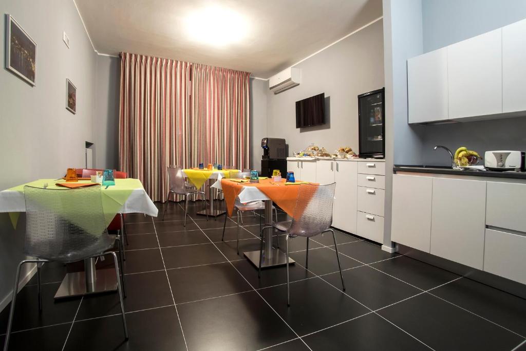 een keuken met een tafel en stoelen bij B&B L’Angolino in Montesilvano