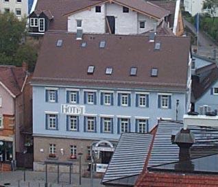 een groot blauw gebouw met een bruin dak bij Dreikoenig in Crailsheim
