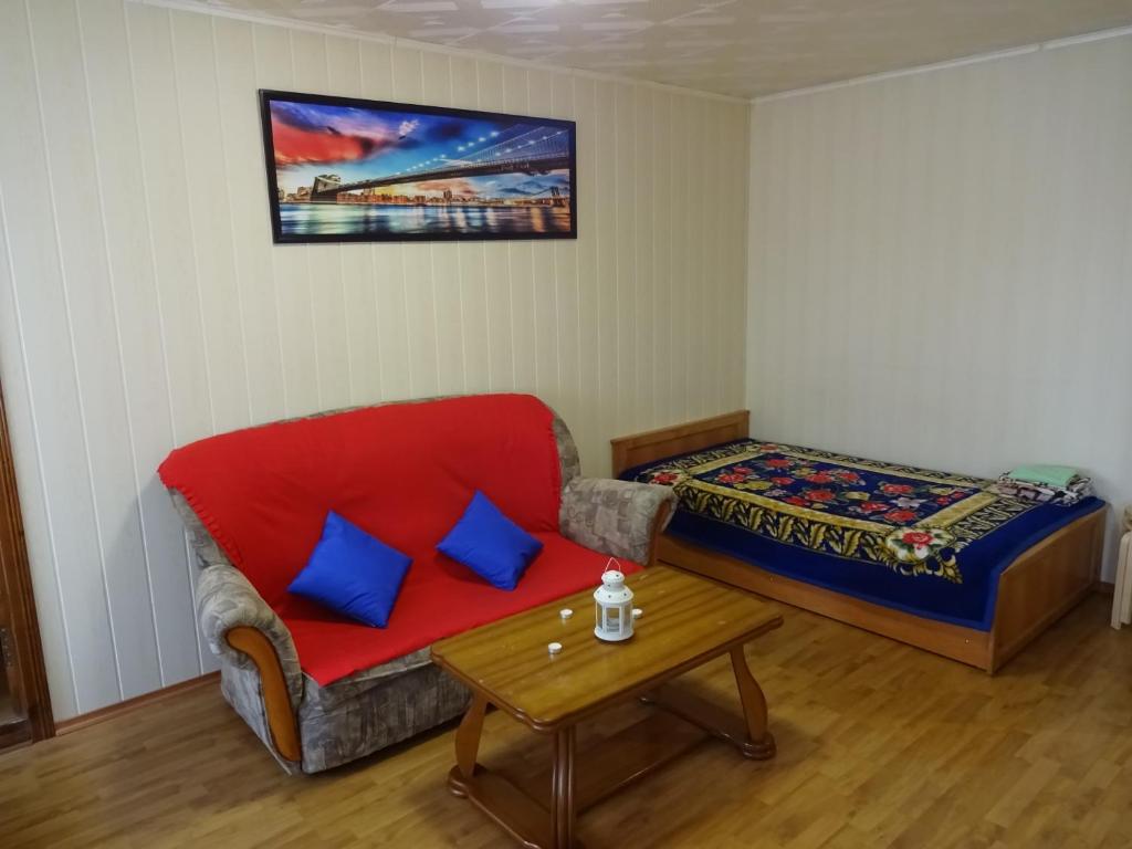 SalavatにあるМини Отель Советскийのリビングルーム(ソファ、ベッド付)