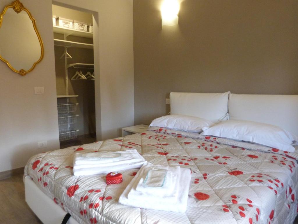 ein Schlafzimmer mit einem Bett mit Handtüchern darauf in der Unterkunft Ca' da Valeria One in Chiavari