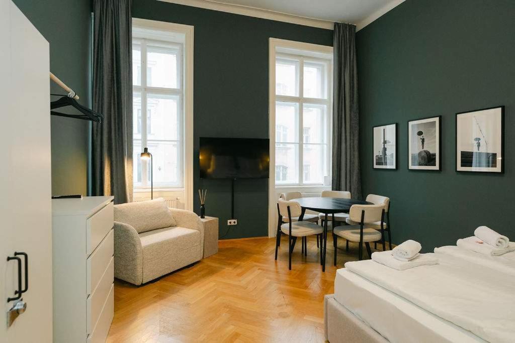 Snug 2BR close to center free parking