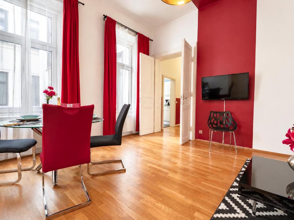 Bright 2BR Apartment for 6 near City Center & Metro U2