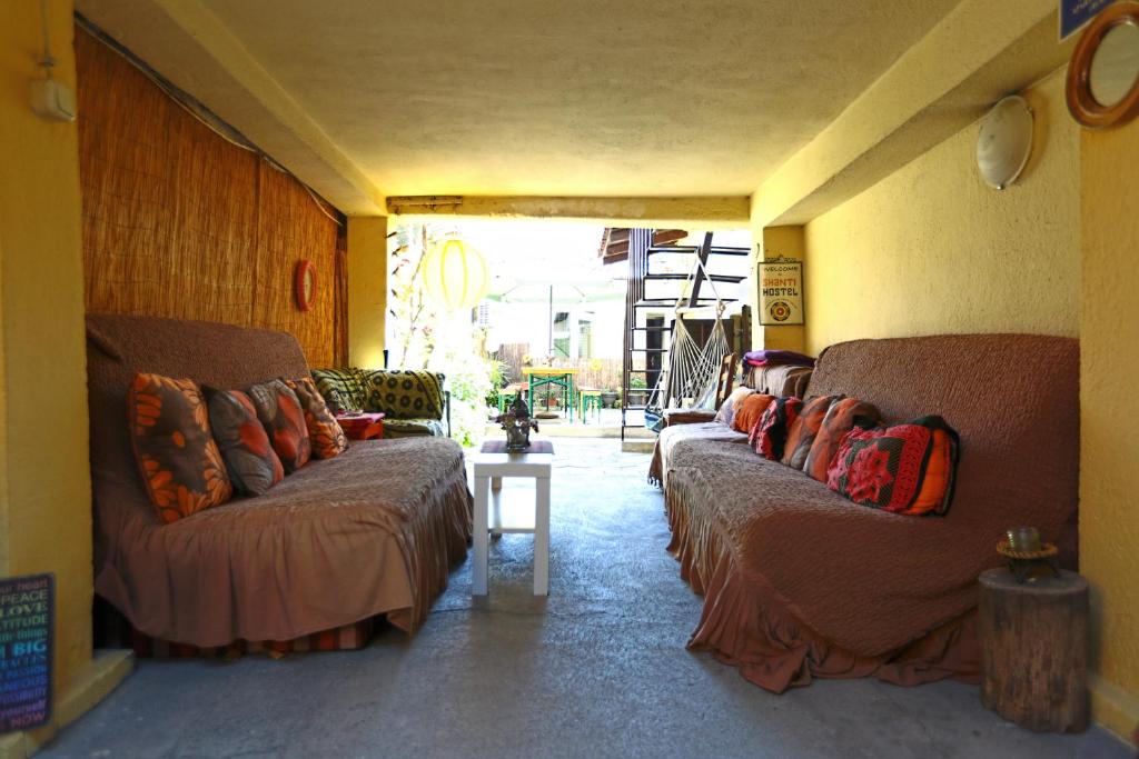 Posezení v ubytování Shanti Hostel