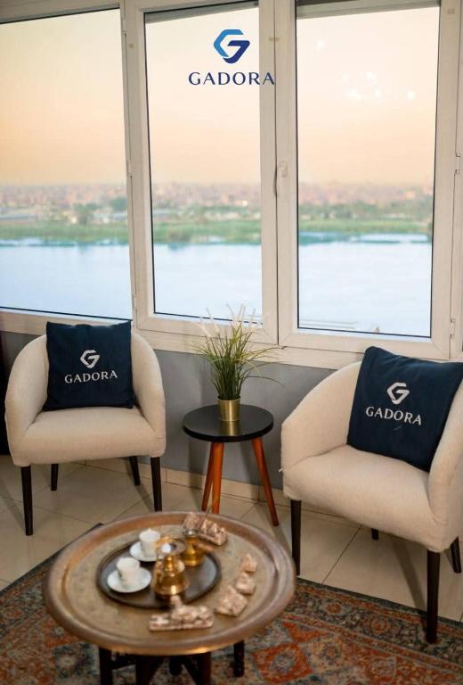 Nile Pyramidal View Apartment - 