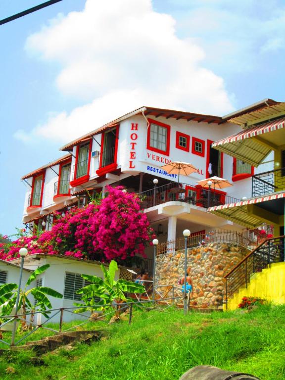 un edificio con flores a un lado. en Hotel Vereda Tropical, en Taboga