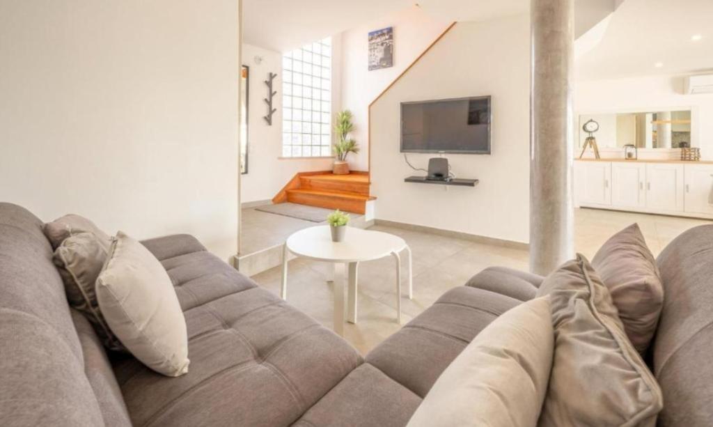 The Shoreline Villa Spacious 4BDR in Caparica