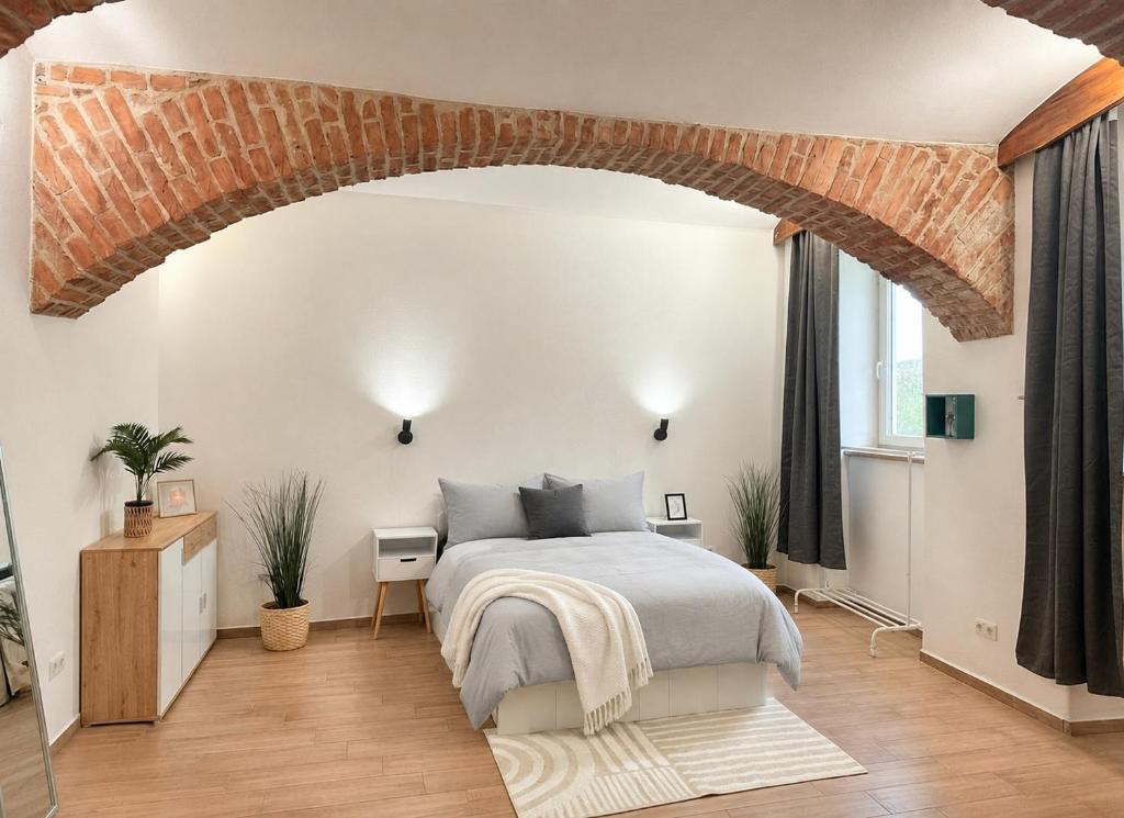 Cozy & Spacious Brick Basement Cityloft - 3 Beds for 4 Persons, Smart Projector - Central Location - 20 min to City Center